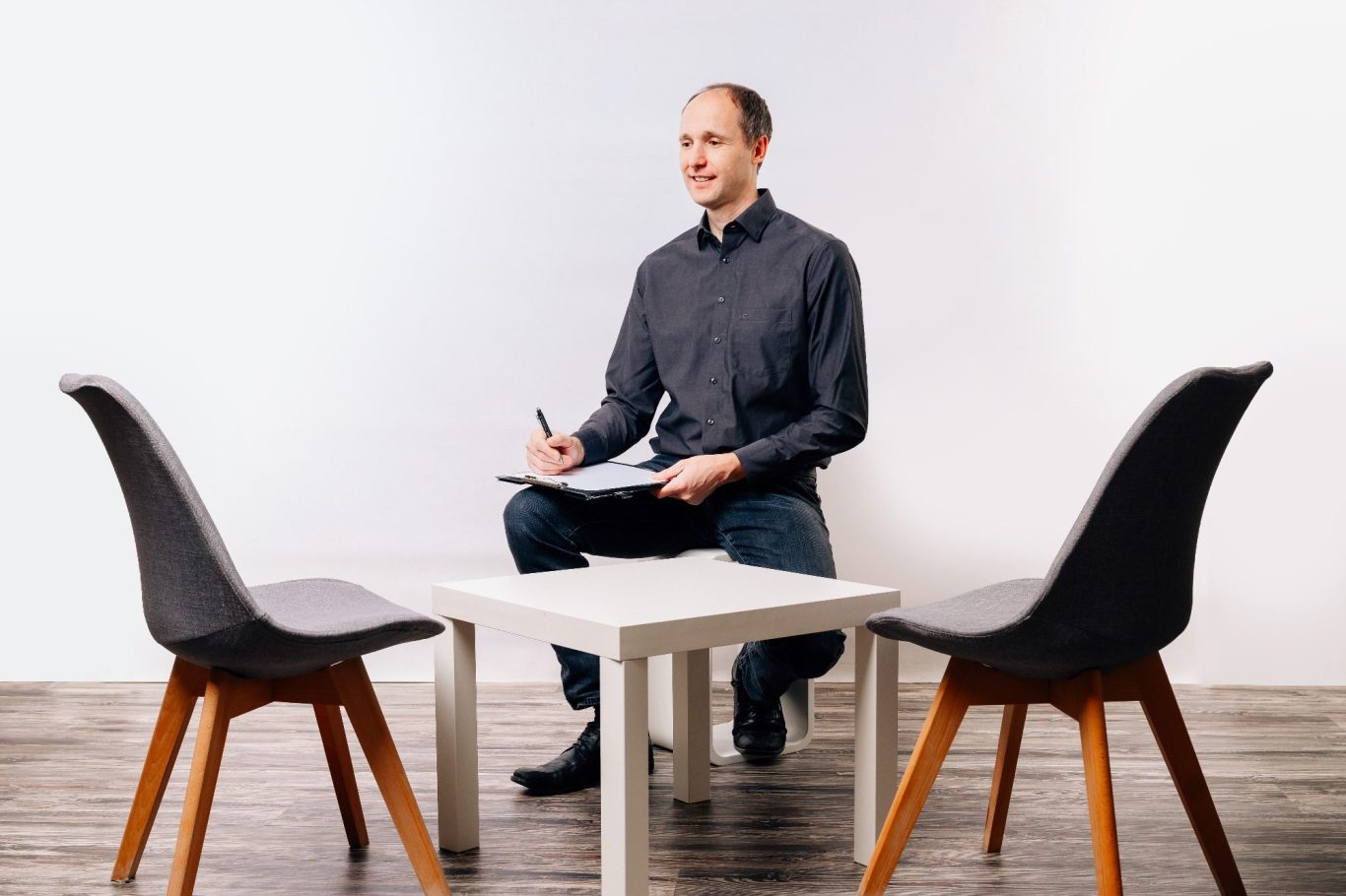 Mediation – Konflikte klären und Lösungen finden mit Christian Kestler Mediator Christian Kestler im Gesprächssetting – professionelle Mediation zur Konfliktklärung und Verständigung
